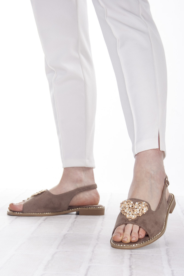 Beżowe sandały damskie z ozdobą biżuterią S.Barski 018 taupe płaskie