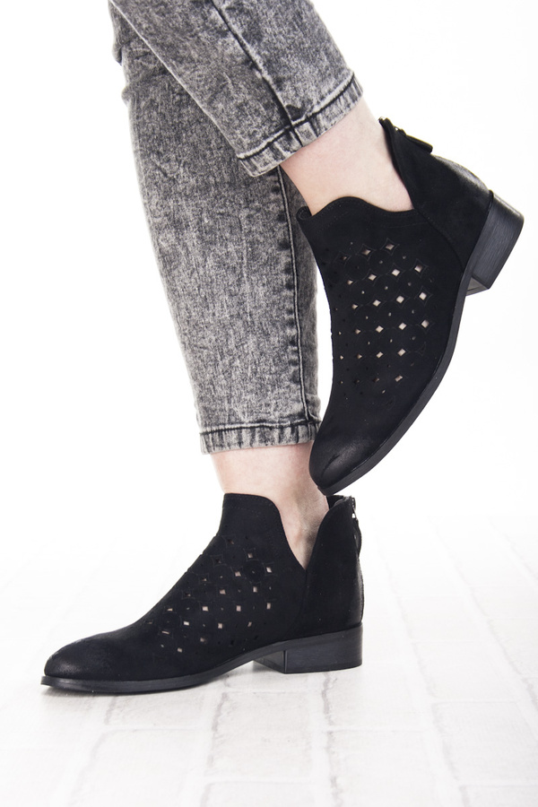 Czarne ażurowe botki zamszowe Potocki 12664BK z dziurkami