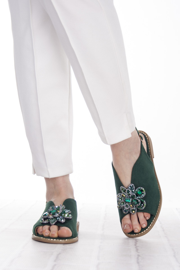 Zielone sandały damskie z ozdobą biżuterią S.Barski 001 green płaskie