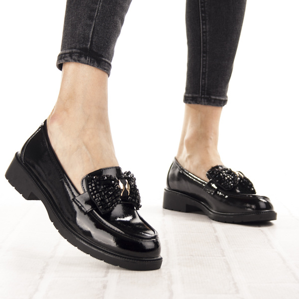 Czarne półbuty z ozdobą S Barski 319A damskie buty lakierowane