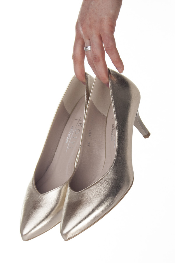 Złote czółenka na niskiej szpilce Kotyl 0557 złoty lico skórzane