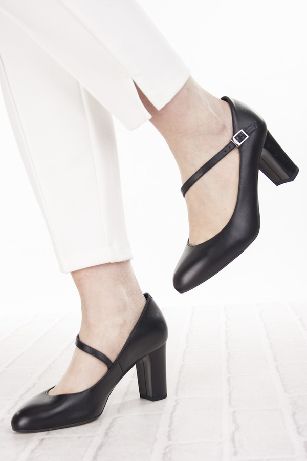 Czarne czółenka na słupku skórzane damskie Kotyl 7113 czarny lico 