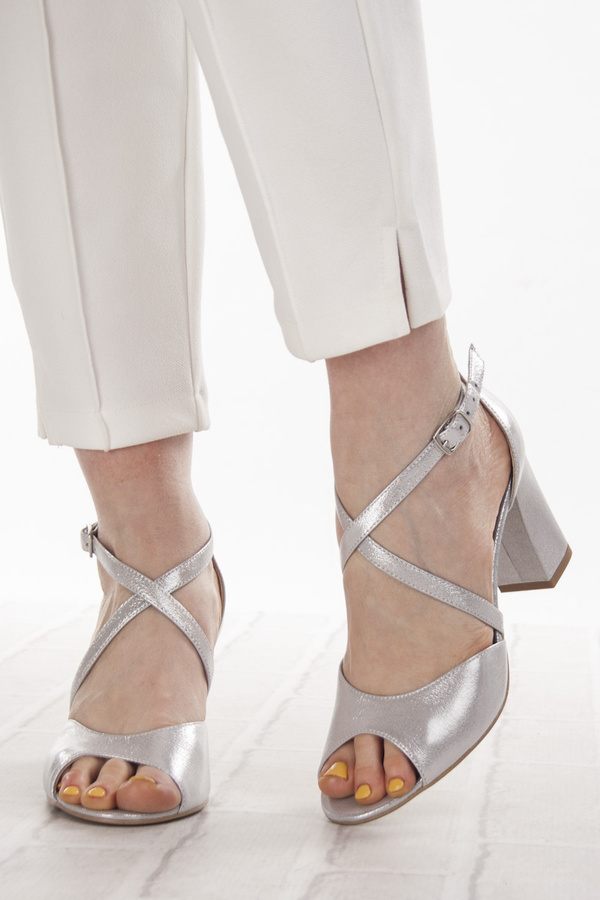 Srebrne sandałki skórzane damskie Kotyl 4317 srebrny ef buty ślubne