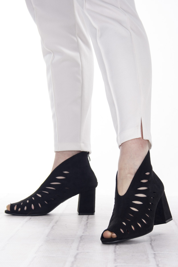 Czarne botki zamszowe ażurowe open toe Potocki 20138 na obcasie