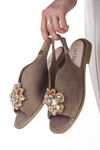 Beżowe sandały damskie z ozdobą biżuterią S.Barski 001 taupe płaskie
