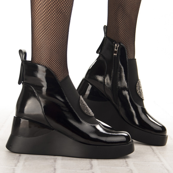 Lakierowane Botki damskie na koturnie D&A S.Barski MR52-104 czarne