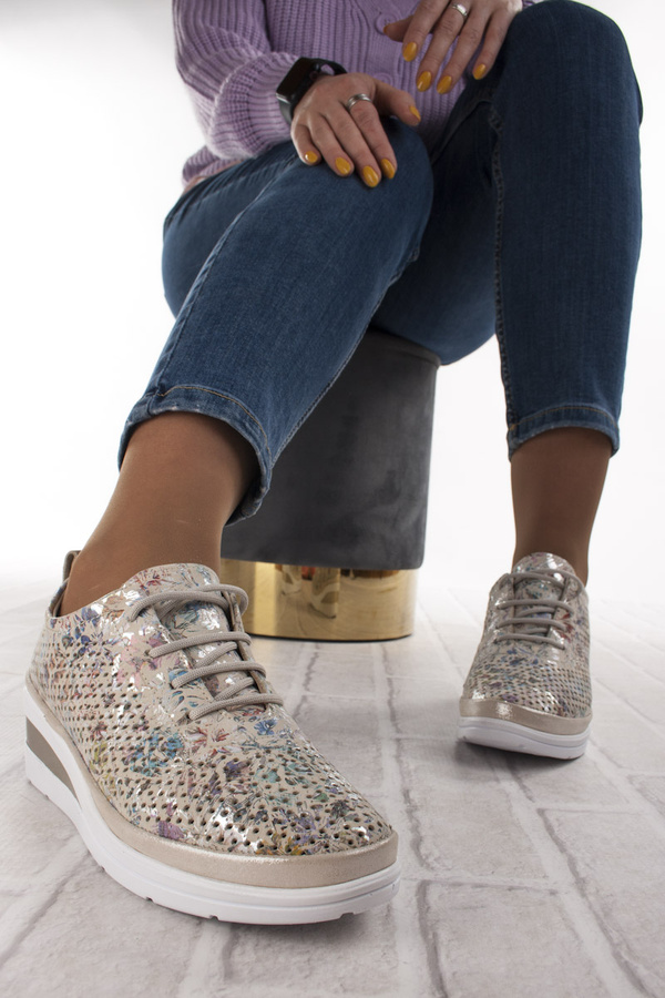 Ażurowe półbuty na koturnie T. Sokolski AMI W26-150 FL BE skórzane