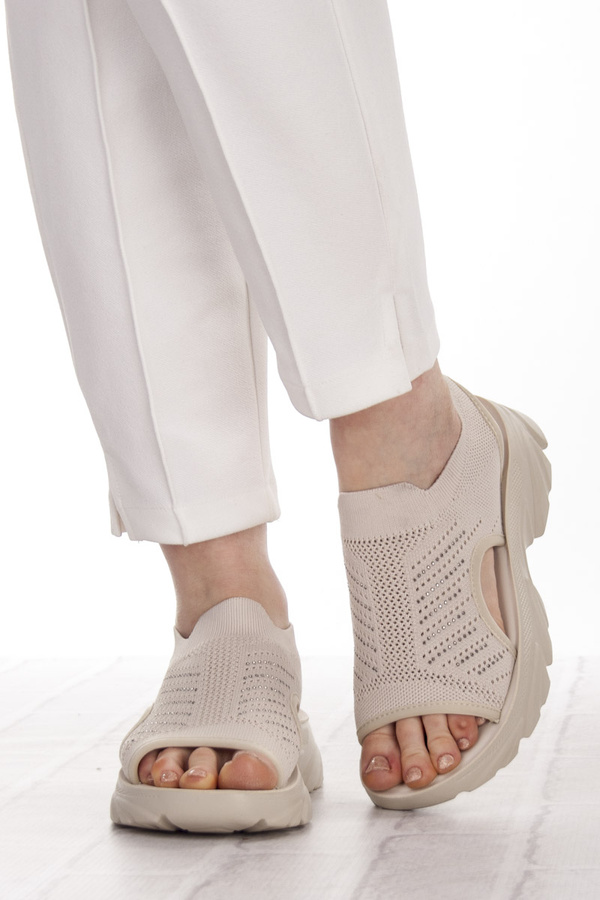 Beżowe sandały materiałowe damskie Potocki 90302 BG wsuwane platforma