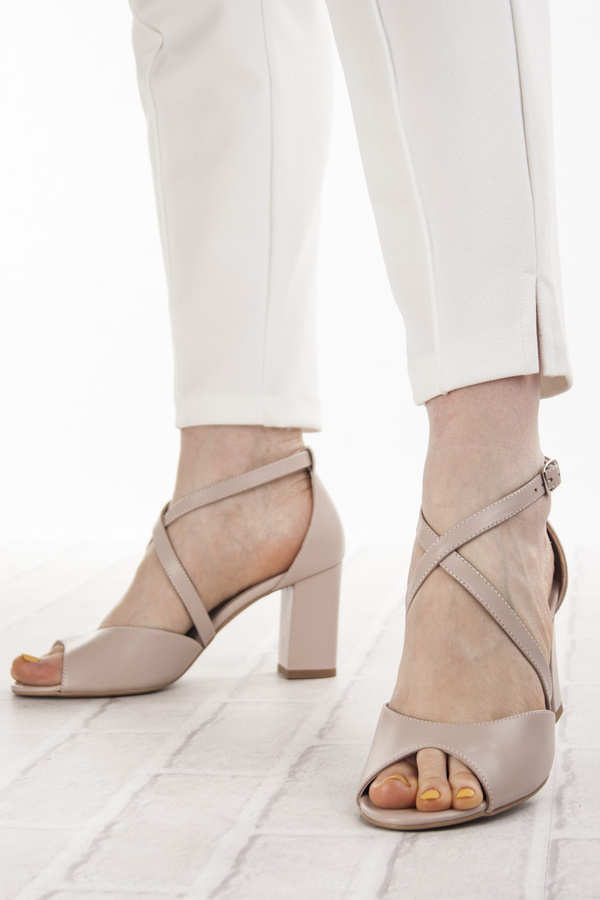 Beżowe sandałki damskie skórzane Kotyl 4317 beż lico buty taneczne