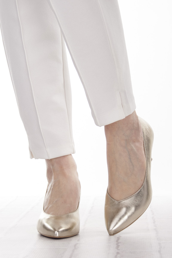 Złote czółenka na niskiej szpilce Kotyl 0557 złoty lico skórzane