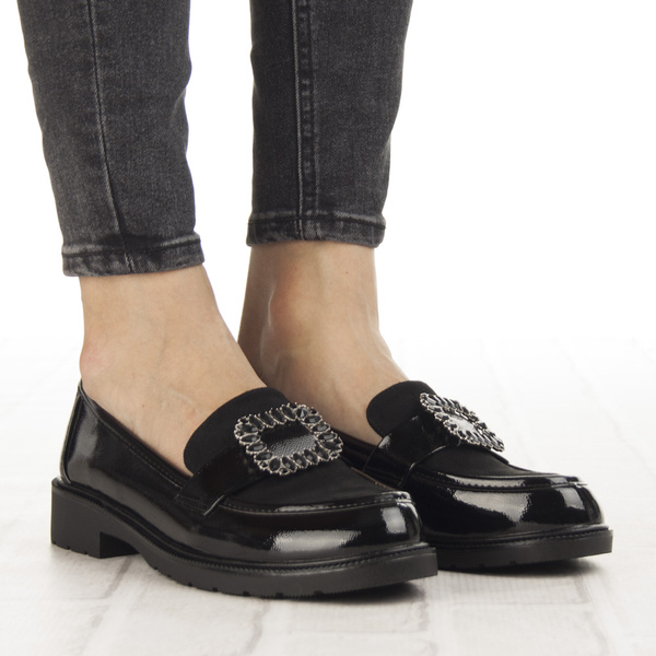 Czarne półbuty z ozdobą S Barski 546 damskie buty lakierowane