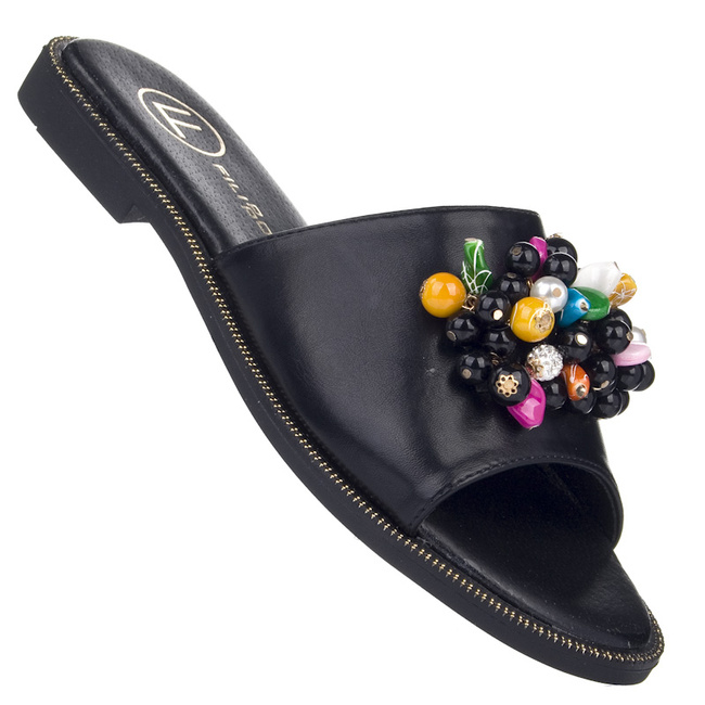 Czarne Klapki damskie płaskie Filippo DK6233/25 BK koraliki