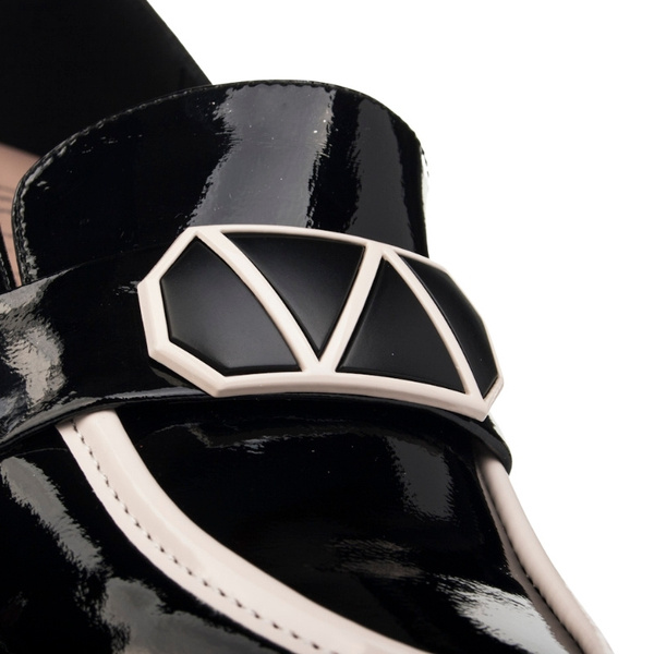 Lakierowane lordsy damskie Filippo DP6928/25 BK WH czarne z ozdobą