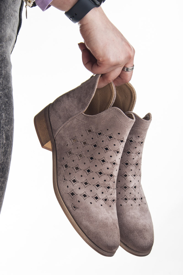 Beżowe ażurowe botki zamszowe Potocki 12664BG z dziurkami