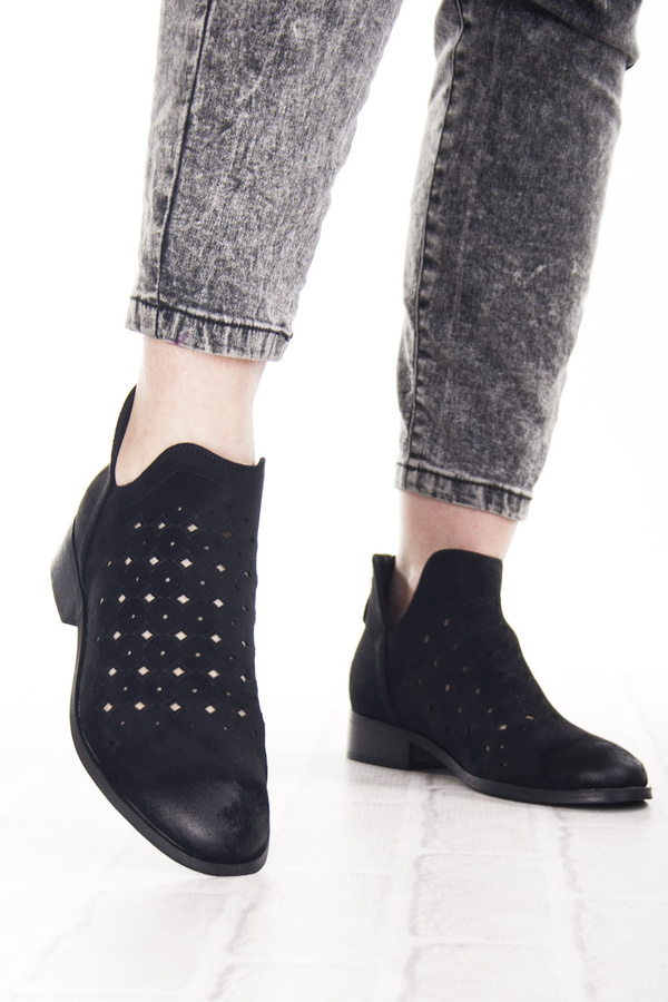 Czarne ażurowe botki zamszowe Potocki 12664BK z dziurkami