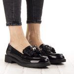 Czarne półbuty z ozdobą S Barski 319A damskie buty lakierowane