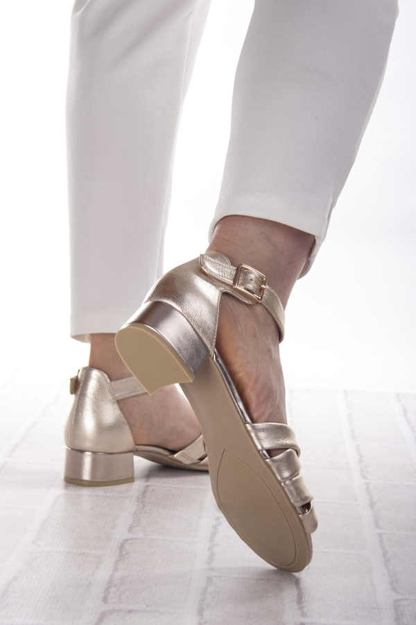 Złote sandały damskie Caprice 28201-44 959 na płaskim obcasie