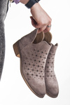 Beżowe ażurowe botki zamszowe Potocki 12664BG z dziurkami