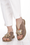 Beżowe sandały damskie z ozdobą biżuterią S.Barski 001 taupe płaskie