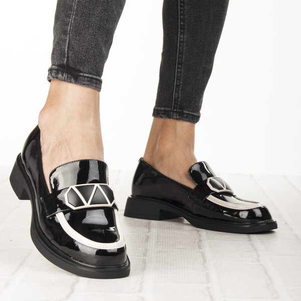 Lakierowane lordsy damskie Filippo DP6928/25 BK WH czarne z ozdobą