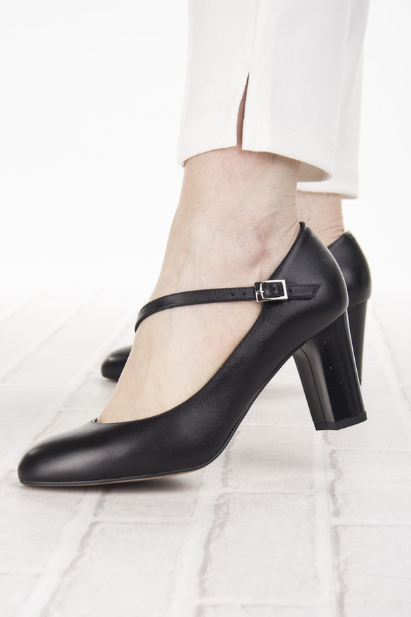 Czarne czółenka na słupku skórzane damskie Kotyl 7113 czarny lico 