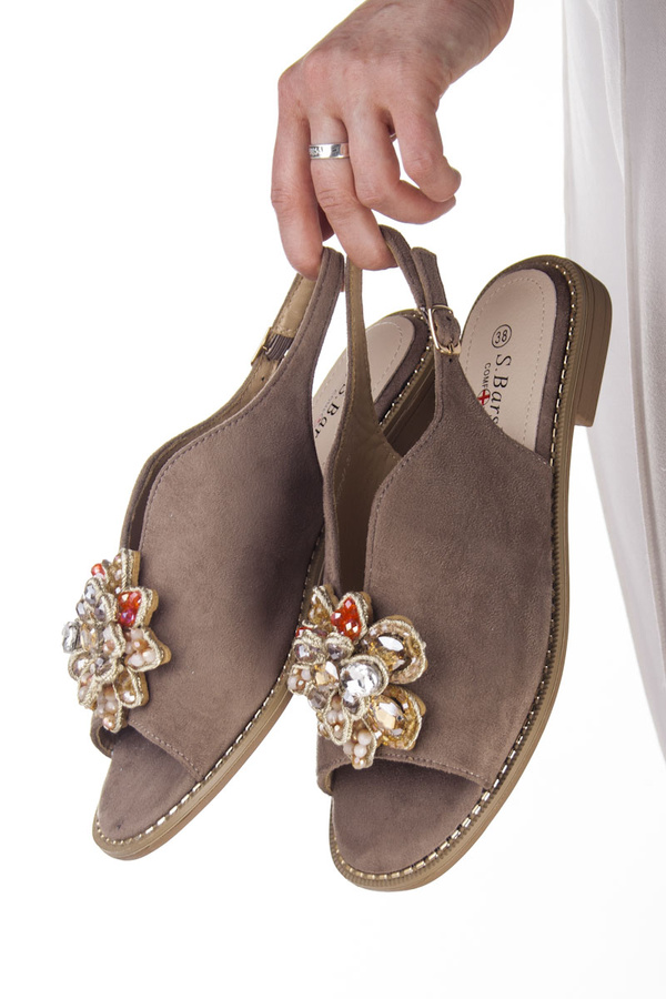 Beżowe sandały damskie z ozdobą biżuterią S.Barski 001 taupe płaskie