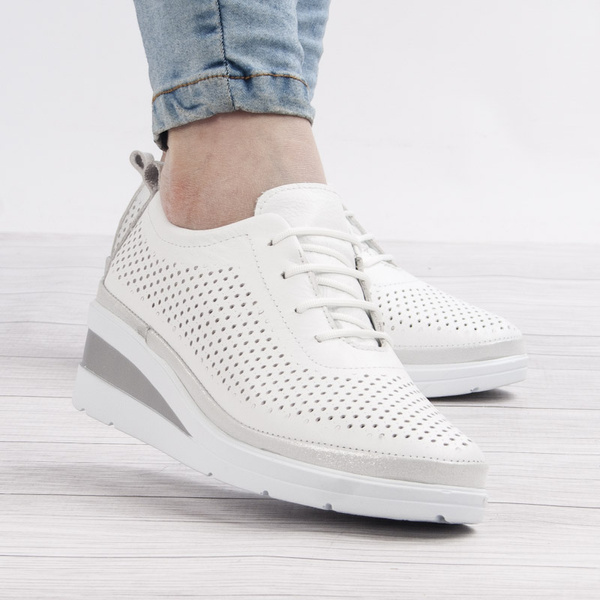 Białe półbuty ażurowe na koturnie T. Sokolski AMI W26-150 skórzane