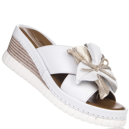 Klapki na koturnie damskie skórzane Artiker 54C0537 białe z kwiatkiem