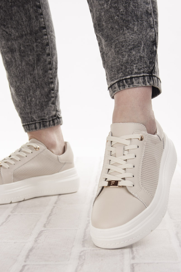 Beżowe sneakersy na platformie ażurowe damskie Filippo 6731 skórzane