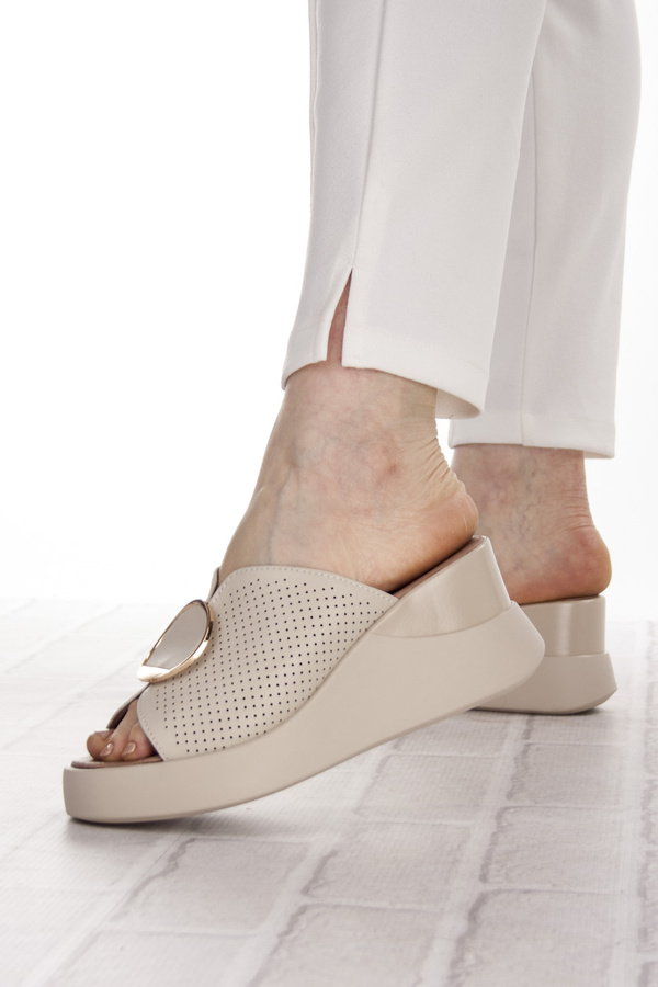 Beżowe klapki damskie ażurowe na koturnie T. Sokolski L25-242 beige