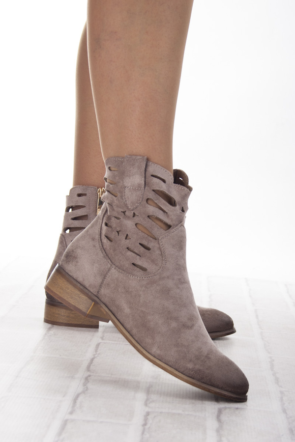 Beżowe ażurowe botki zamszowe Potocki 25-12558 kowbojki z dziurkami