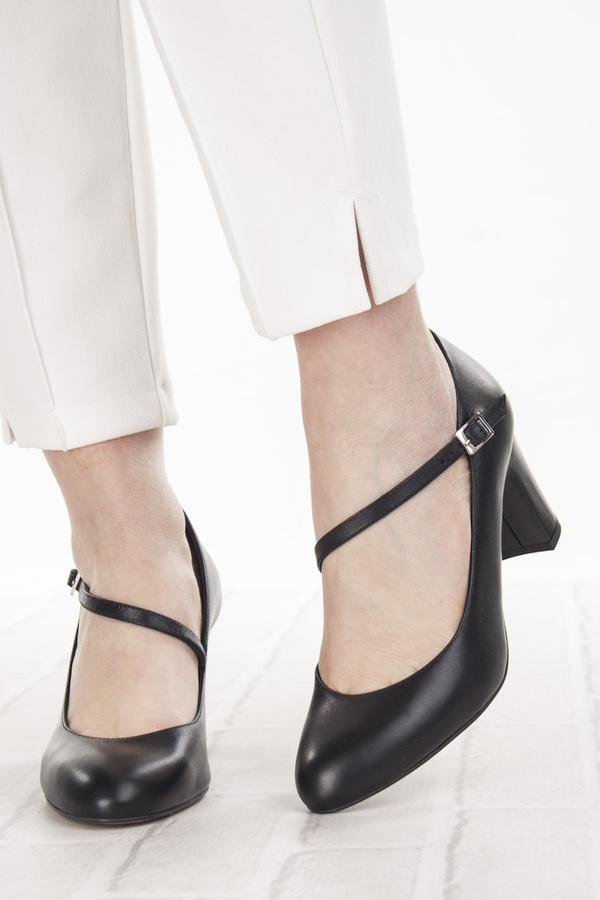 Czarne czółenka na słupku skórzane damskie Kotyl 7113 czarny lico 