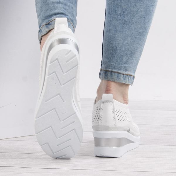 Białe półbuty ażurowe na koturnie T. Sokolski AMI W26-150 skórzane