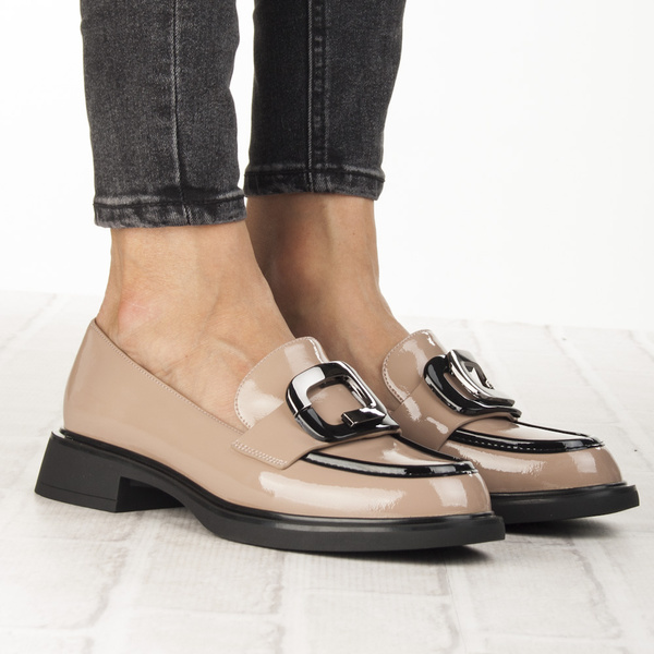 Lakierowane lordsy damskie Filippo DP6186/25 BE beżowe z ozdobą