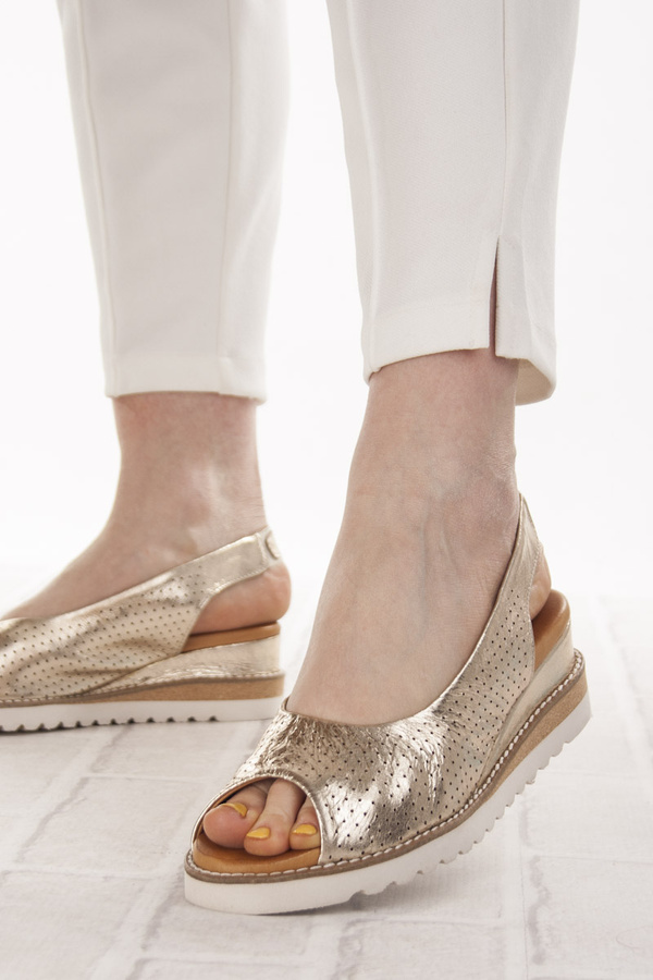 Złote ażurowe sandały damskie Artiker 52C0828 skórzane na koturnie