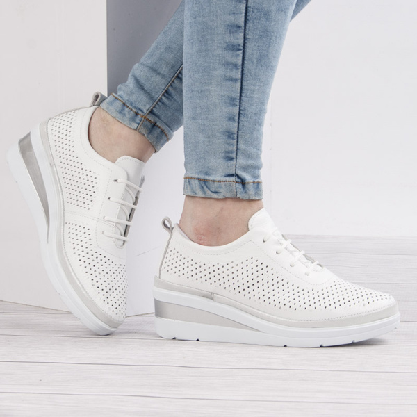 Białe półbuty ażurowe na koturnie T. Sokolski AMI W26-150 skórzane