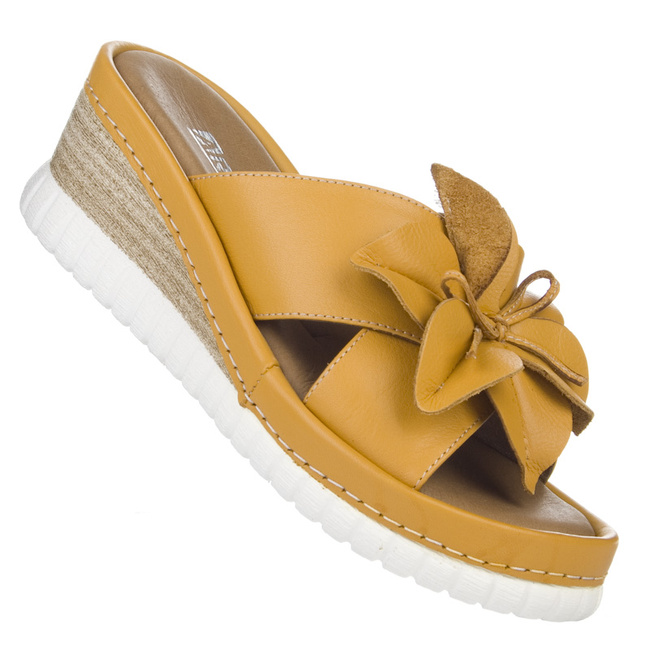 Klapki na koturnie skórzane Artiker 52C0504 yellow żółte z kwiatkiem