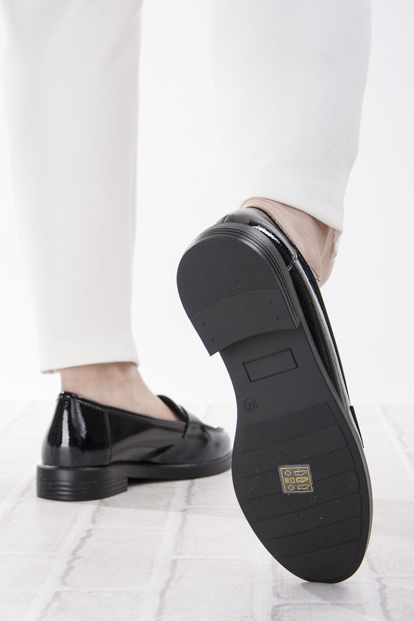 Eleganckie półbuty loafersy damskie Potocki 12369 czarne lakierowane