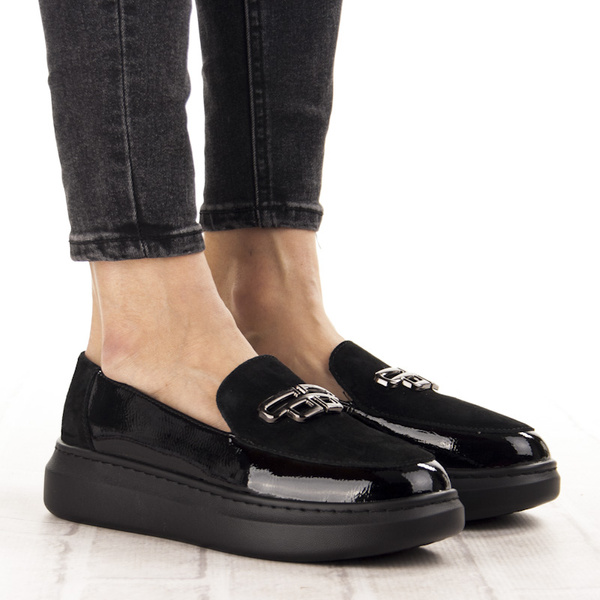 Lakierowane mokasyny damskie Filippo DP7216/25 BK czarne z ozdobą