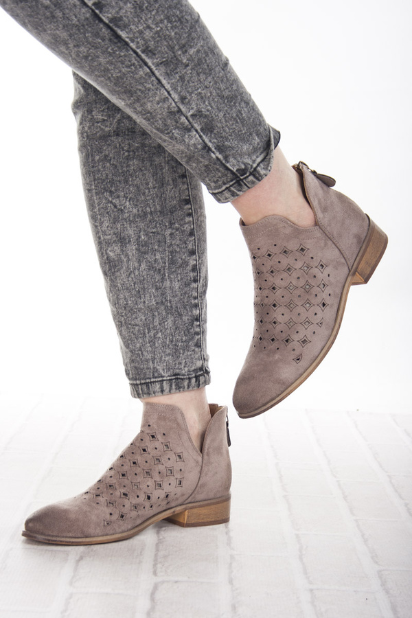 Beżowe ażurowe botki zamszowe Potocki 12664BG z dziurkami