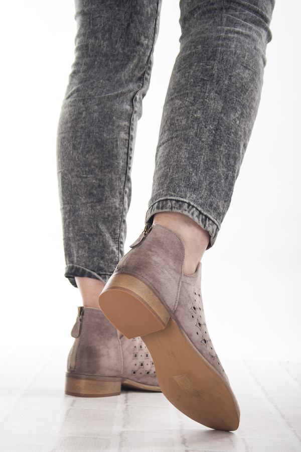 Beżowe ażurowe botki zamszowe Potocki 12664BG z dziurkami