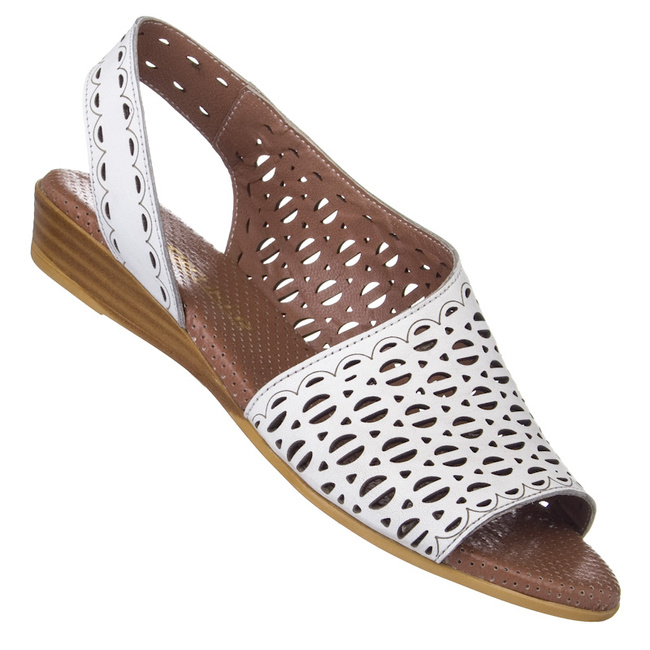 Białe ażurowe sandały damskie Artiker 56C2549 skórzane na koturnie