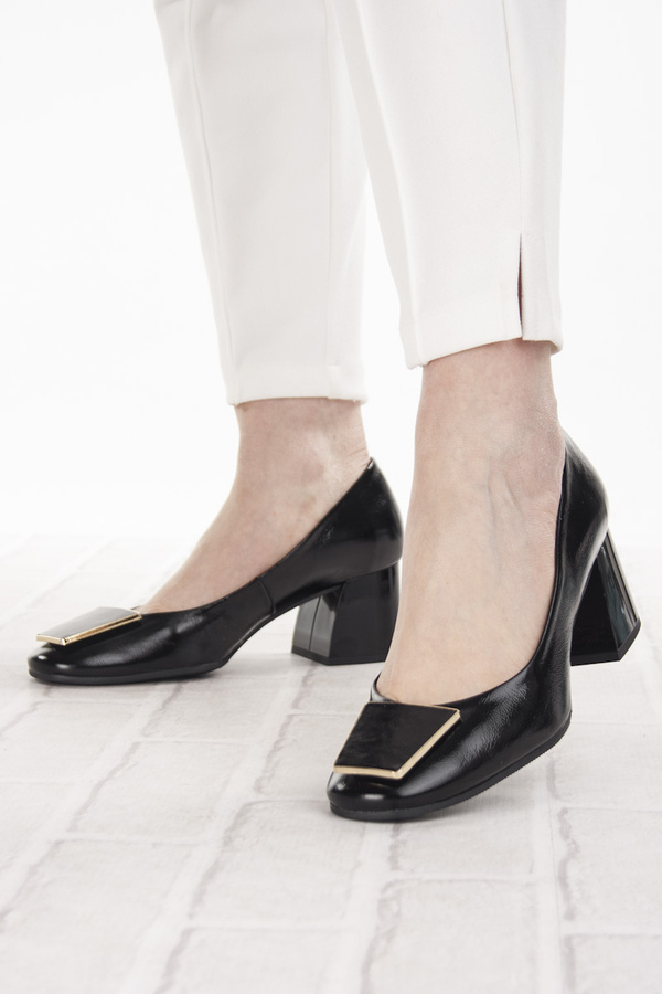 Czarne czółenka Góral 2080 naplak buty na klocku lakierowane polskie