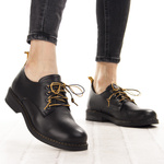 Czarne Półbuty damskie wiązane Venezia V472-01502-01BLA skórzane glany