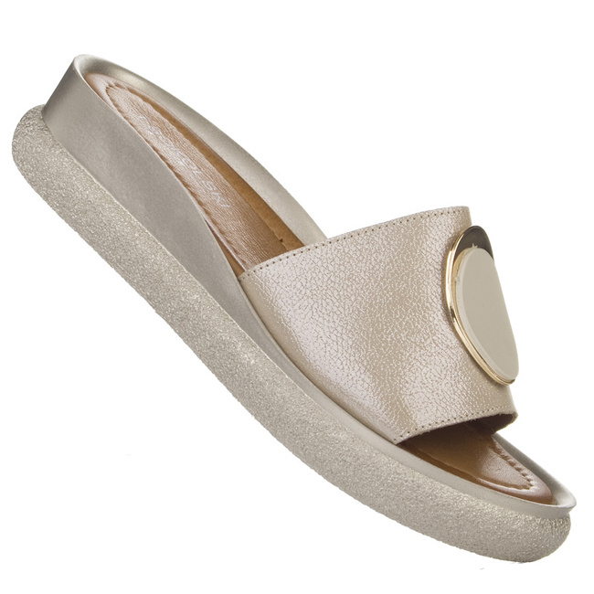 Złote klapki na platformie skórzane T. Sokolski 156 gold z ozdobą