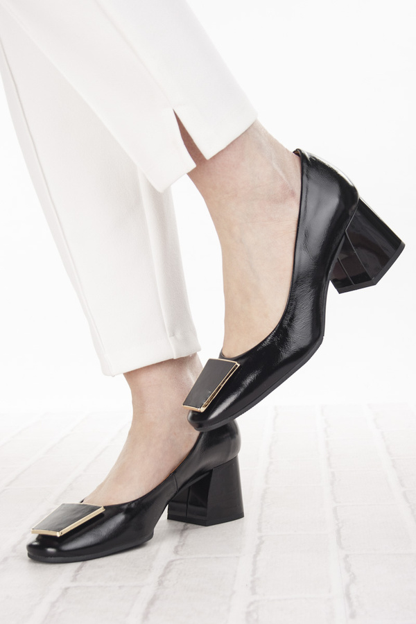 Czarne czółenka Góral 2080 naplak buty na klocku lakierowane polskie