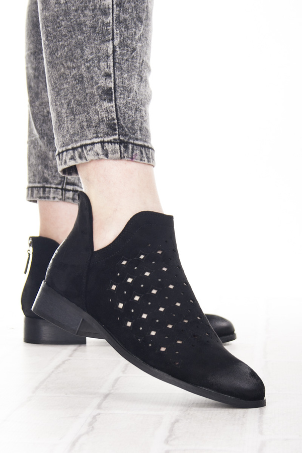 Czarne ażurowe botki zamszowe Potocki 12664BK z dziurkami