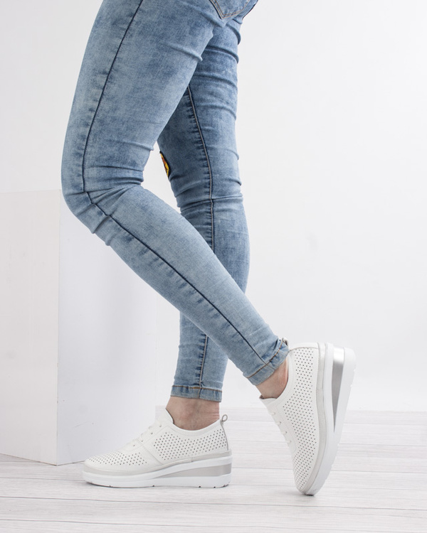 Białe półbuty ażurowe na koturnie T. Sokolski AMI W26-150 skórzane