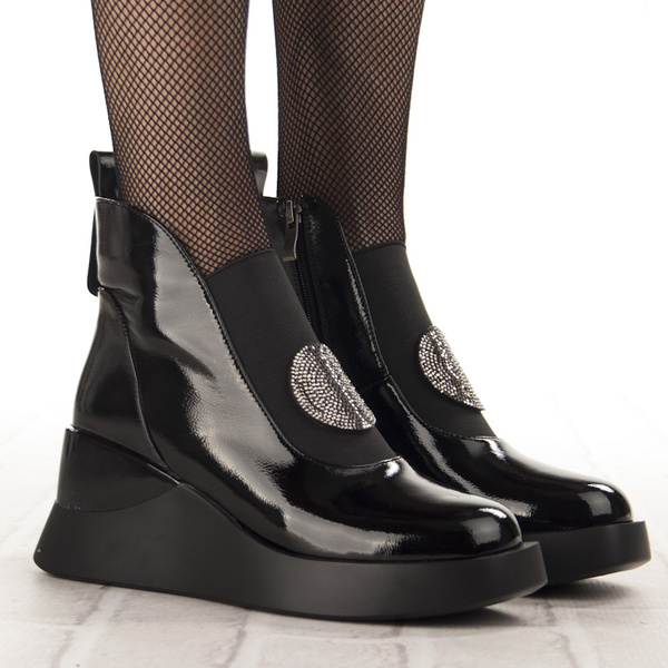 Lakierowane Botki damskie na koturnie D&A S.Barski MR52-104 czarne