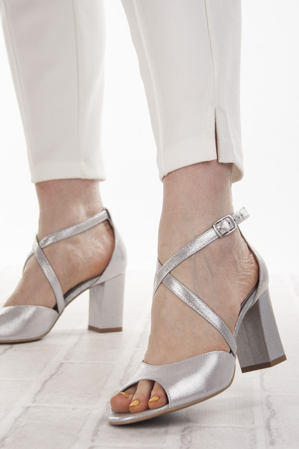 Srebrne sandałki skórzane damskie Kotyl 4317 srebrny ef buty ślubne